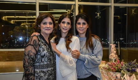 Lupita Preciado con sus hijas Marcela y Fernanda Solórzano.