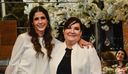  Marcela Solórzano con su suegra Gaby Casillas.