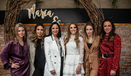 Pilar Candia de Palomar con sus hijas.