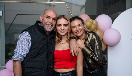 Carlos Hinojosa y Francine Coulon con su hija Lorenza.