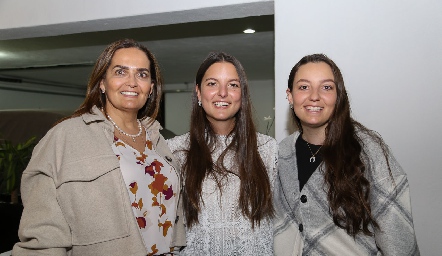  Gabriela Villanueva, con sus hijas Gabriela y Marisol González.