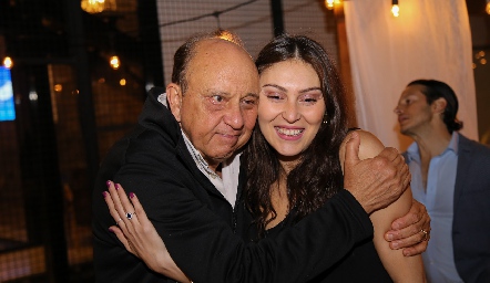  Ricardo Medina con su hija Lili.