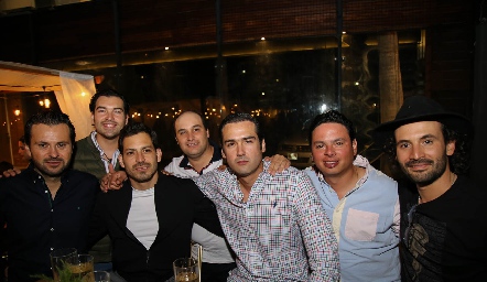  Ricardo Medina con sus amigos.