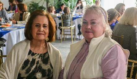  Martha Lee y Angelita Nales.