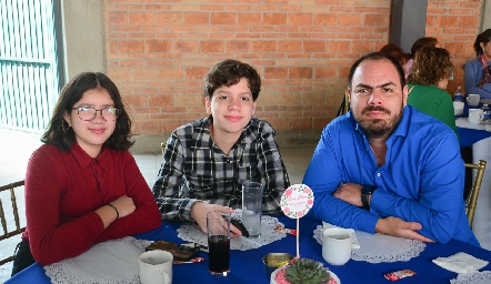  Emma, Mariano y Manuel Gómez Baranda.