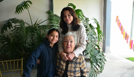  Victoria Martínez, Guadalupe Cataño y Bárbara Martínez.