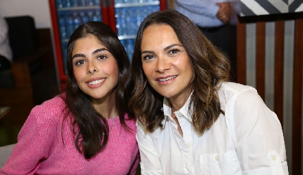  Natalia Hernández y Carla Velasco.