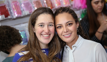  Paola Celis y Esther Díaz de León.