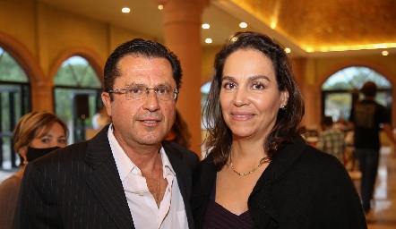  Miguel Martínez y Claudia Bretzfelder.