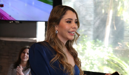  Bienvenida a la familia para Ana María Hernández.