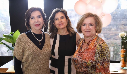  Olga Mercado de Aranda, Marisa Mercado y Doris Rivera.