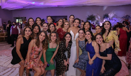  Paola Zepeda con sus mejores amigas.