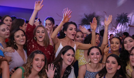  Paola Zepeda con sus mejores amigas.