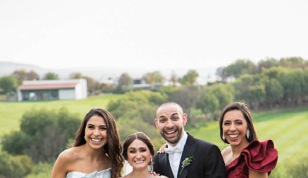  Daniela, Priscila, Fabrizio y Mariana.