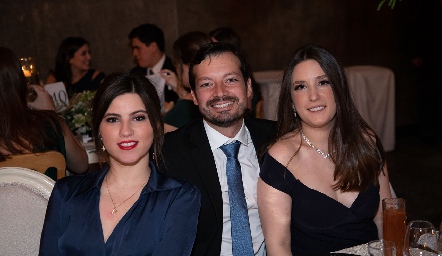  Paola Pérez, Gustavo Arce y Daniela González.