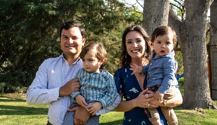 Raúl Torres, Mary Ceci Herrera con sus hijos.