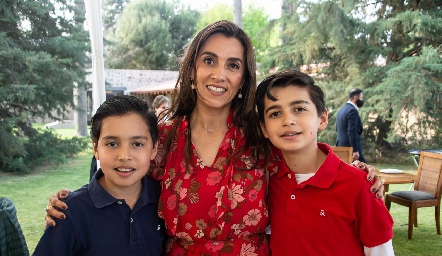  Vanessa Galarza con sus hijos Gonzalo y Pablo Martínez.