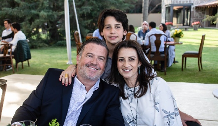  Rodrigo Gómez y Mónica Galarza con su hijo Rodrigo.
