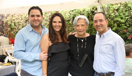  Victoria Labastida con sus hijos Diego, Ana Paula y Carlos Valdés.