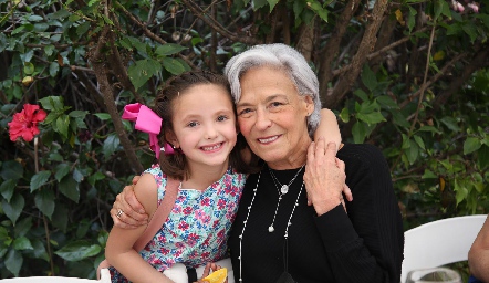  Victoria Labastida con su nieta Danna.