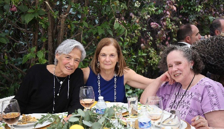  Victoria Labastida, María Elisa Muriel y María Erredondo.