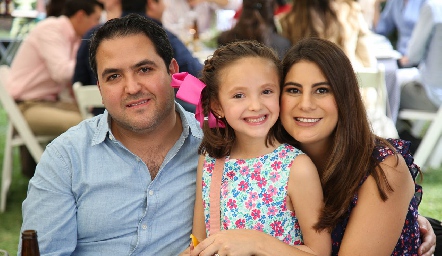  Diego Valdés y Lu Castelo con su hija Danna.