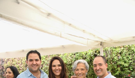 Victoria Labastida con sus hijos Diego, Ana Paula y Carlos Valdés.