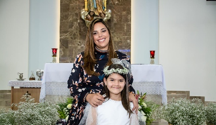 Daniela Treviño con su ahijada Jimena Fernández.