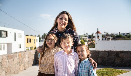  Daniela Treviño con sus hijos Dany, Rodrigo y Diego Cambeses.