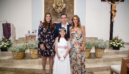 La madrina Daniela Treviño, Jimena Fernández y sus papás Jesús Fernández y Cristina Ortiz.