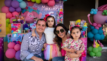  Christian Almazán, María Pía, Fernanda Castillo de Almazán y Macarena.