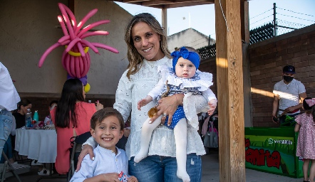  Santiago, Sofía y Daniela.