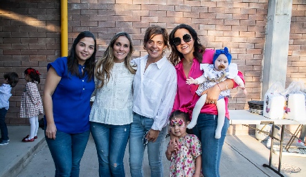  Yuriko Hongo, Daniela Llano, Ale Alcalde, Macarena, Fernanda Castillo y la pequeña Sofía.