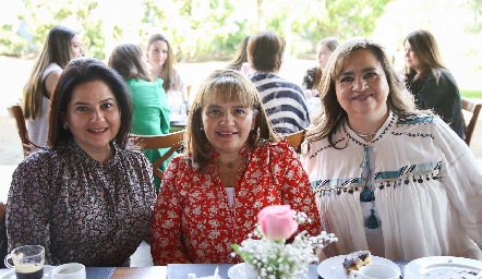 Keta Contreras, Carla Contreras y Gabriela Córdova.