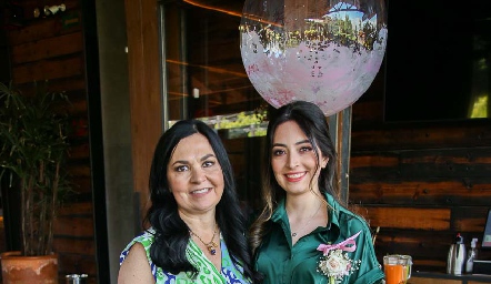  Adriana Córdova con su hija María Fernanda Contreras.