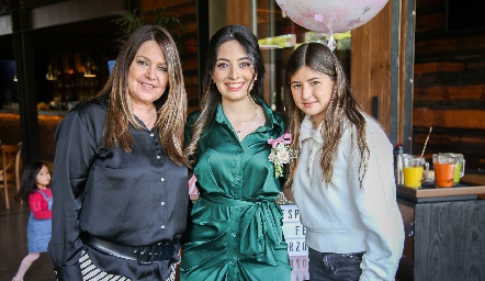  Silvia Ramírez, María Fernanda Contreras y Alejandra Córdova.