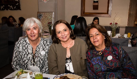  Lucia Galar, Martha Beltrán, y Esperanza Loyola.