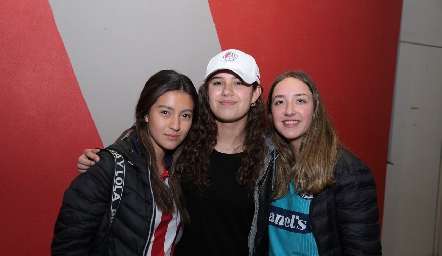  Paulina Vigil, Renata Burgaña y Eugenia Martínez.