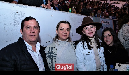  Benito García, Gabriela Padilla, Ana Paula y Jimena García.