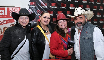  Mariela Valdez, Lupitina Valdez, Regina Tarazón y Juan Manuel Valdez.