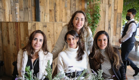  Cristina Chevaile, Lourdes Ortiz, Nardine Chevaile y Saide Chevaile.