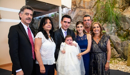  Cayetana con sus papás y abuelos, Andrés Azcárate, Lety Ruiz, Xavier Azcárate, Paty Gómez, Javier Gómez y Patricia Gaviño.
