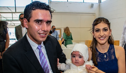  Xavier Azcárate y Paty Gómez con su hija Cayetana.