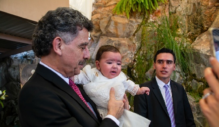 José Andrés Azcárate con su nieta Cayetana.