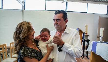 Paty Gaviño y Javier Gómez con su nieta Cayetana.