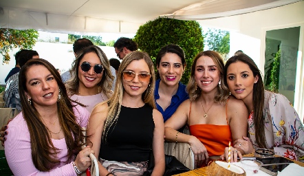  Ana Gaby Ibarra con sus amigas.