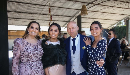  Gabriela Villanueva, Marianela Villanueva, Carlos González y Marianela Villasuso.