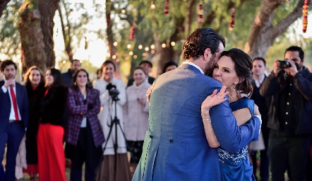  Cecilia Jiménez con su hijo José Luis Hernández.