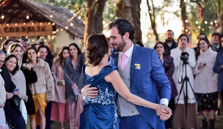 Cecilia Jiménez con su hijo José Luis Hernández.