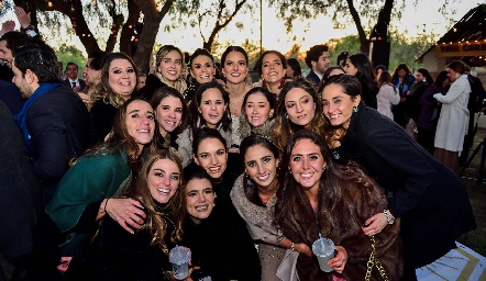  Gaby González con sus amigas.